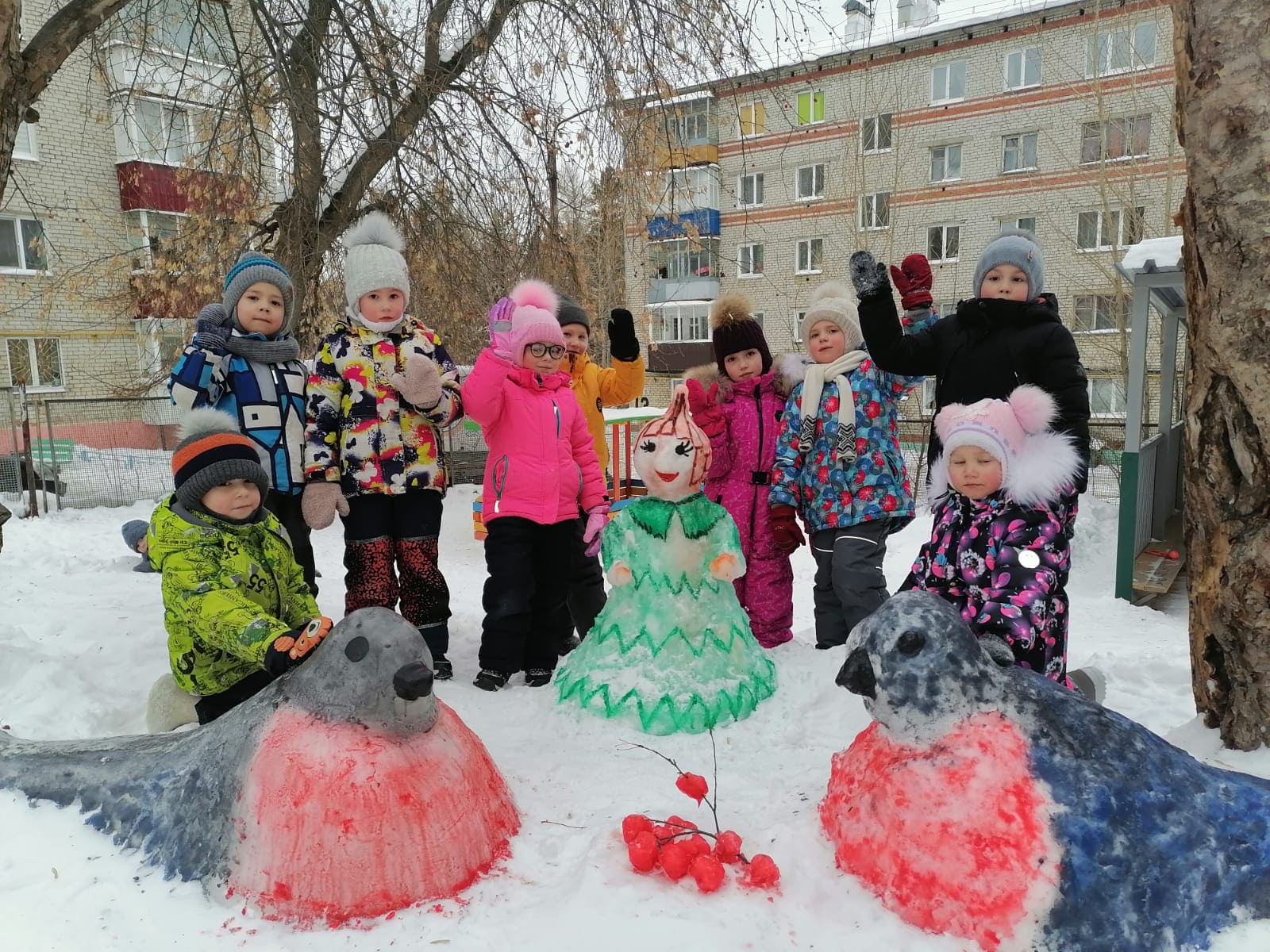 Детский сад №16 построили снежный городок для своих детишек